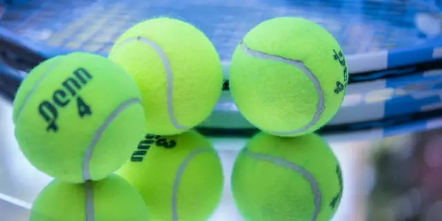 Pourquoi les raquettes de tennis sont-elles généralement en forme de cerceau ?